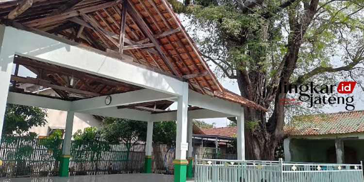 POTRET: Makam Ki Joko Bambang Pengalasan yang berada di samping Masjid Desa Plangitan, yang direncanakan oleh pemerintah desa menjadi wisata religi dalam beberapa tahun ke depan. (Arif Febriyanto/Lingkarjateng.id)