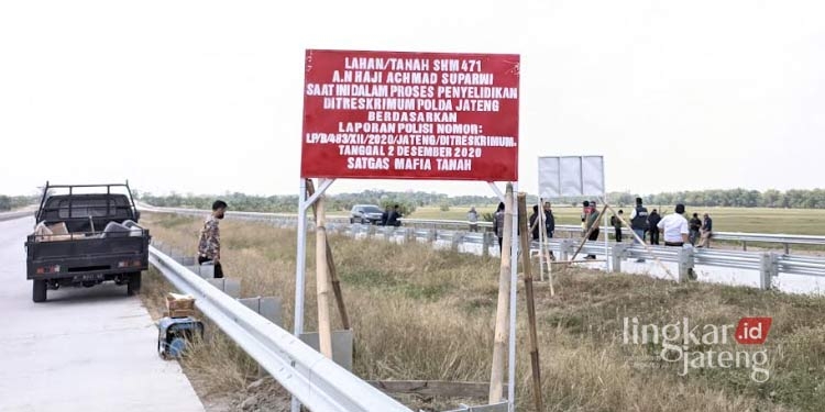 Belum Terima Ganti Rugi, Warga Demak Pasang Patok di Lahan Tol Semarang-Demak