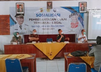 SINERGITAS: Perwakilan dari Sekretariat Daerah (Setda) Pati, Kejaksaan Negeri (Kejari) Pati, Bea Cukai Kudus dan Satpol PP Pati saat menjadi pembicara dalam sosialisasi pemberantasan rokok ilegal di Desa Wedarijaksa, Kecamatan Wedarijaksa. (Arif Febriyanto/Lingkarjateng.id)