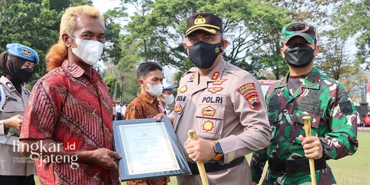 Beri-Kontribusi-Polri,-Warga-dan-Personel-Terima-Penghargaan-di-Salatiga