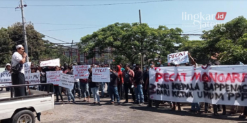 DEMONSTRASI: Aliansi Masyarakat Pecinta Kiai Jateng menggelar demonstrasi di Jalan Karanganyar KM 12, Wonosari, Kecamatan Ngaliyan, Kota Semarang pada Jumat, 2 September 2022 menuntut Suharso Monoarfa mundur dari Menteri Bappenas dan Ketum PPP. (Mualim/Lingkarjateng.id)