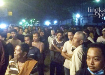 AKSI DAMAI: Ratusan warga Desa Ngawen, Pati gelar aksi damai di tempat karaoke “Koplak” pada Rabu, 14 September 2022 malam. (Arif Febriyanto/Lingkarjateng.id)