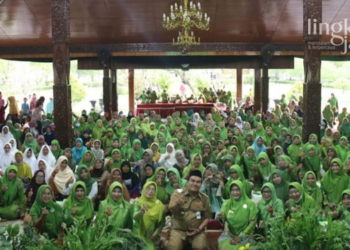 SINERGI: Bupati Blora, Arief Rohman (tengah) bersama ibu-ibu muslimat NU foto bersama di Pendopo Rumah Dinas Bupati pada beberapa waktu lalu. (Istimewa/Lingkarjateng.id)