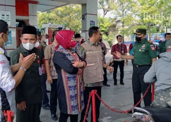 MENINJAU: Bupati Grobogan, Sri Sumarni bersama Wakil Bupati, Bambang Pujiyanto saat melakukan sidak di SPBU Nglejok, Kecamatan Purwodadi, Kabupaten Grobogan pada Kamis, 8 September 2022. (Muhamad Ansori/Lingkarjateng.id)