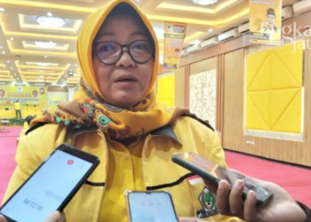 MENERANGKAN: Komisi D DPRD Pati, Endah Sri Wahyuningati saat memberikan keterangan terkait pendataan tenaga honorer di Kabupaten Pati. (Arif Febriyanto/Lingkarjateng.id