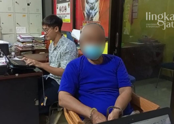 INTEROGASI: Dalang penimbunan solar subsidi, MY, saat diperiksa Polres Rembang. (R Teguh Wibowo/Lingkarjateng.id)