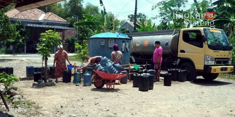 PENYALURAN AIR BERSIH: BPBD Pati bersama Relawan Kembangjoyo menyalurkan air bersih kepada warga Dukuh Puthuk, Desa Triguno, Kecamatan Pucakwangi, Kabupaten Pati baru-baru ini. (Arif Febriyanto/Lingkarjateng.id)