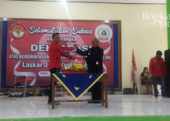 SIMBOLIS: Ketua LSM Laskar Joyo Kusumo, Ketut Norman Sasono dan Pj Bupati Pati, Henggar Budi Anggoro dalam penyerahan tumpeng peresmian LSM Laskar Joyo Kusumo telah dideklarasikan di Gedung PGRI Pati pada Selasa, 20 September 2022. (Aziz Afifi/Lingkarjateng.id)