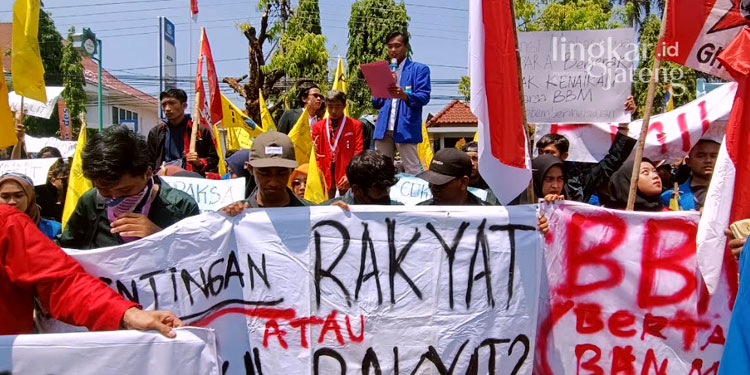 DEMO: Aliansi Mahasiswa Jepara menggelar demo sebagai bentuk protes atas kenaikan harga BBM di depan Gedung DPRD Jepara pada Rabu, 14 September 2022. (Muslichul Basid/Lingkarjateng.id)