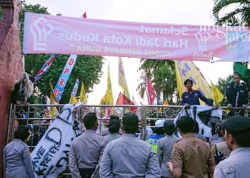 DEMONSTRASI: Massa aksi gabungan Aliansi September Bergerak melakukan demo di depan Gedung DPRD Kudus pada Senin, 12 September 2022. (Hasyim Asnawi/Lingkarjateng.id)