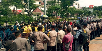 Demo Tak Direspons, Massa Di Semarang Segel Gerbang DPRD Jateng