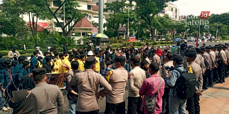 DEMONSTRASI: Demo mahasiswa yang tergabung dalam aliansi Geram Jawa Tengah melakukan demo menolak kenaikan harga BBM di depan Gedung DPRD Jateng pada Selasa, 20 September 2022. (Mualim/Lingkarjateng.id)