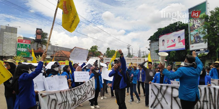 DEMONSTRASI: Ratusan mahasiswa menggelar demonstrasi di depan gedung DPRD Rembang pada Kamis, 8 September 2022. (R. Teguh Wibowo/Lingkarjateng.id)