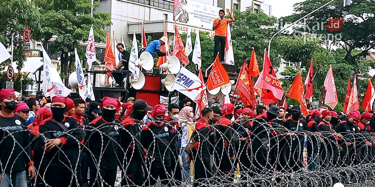 DEMONSTRASI: Massa buruh demontrasi menolak kenaikan harga BBM di depan kantor Gubernur Jawa Tengah pada Rabu, 21 September 2022. (Mualim/Lingkarjateng.id)