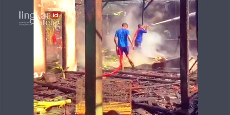 MEMADAMKAN: Petugas Damkar Pati berjibaku memadamkan api yang membakar 2 rumah milik warga Desa Tondokerto, Kecamatan Jakenan, Kabupaten Pati pada Selasa, 27 September 2022. (Arif Febriyanto/Lingkarjateng.id)