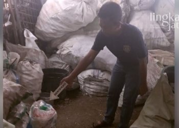 OLAH TKP: Petugas Satreskrim Polres Kendal saat olah tempat kejadian perkara (TKP) di gudang rongsokan Desa Jambearum Kecamatan Patebon, Kabupaten Kendal. (Arvian Maulana/Lingkarjateng.id)