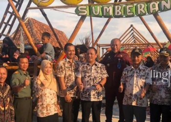 GRAND OPENING: Pj Bupati Pati, Henggar Budi Anggoro bersama Dinporapar Pati dalam acara pembukaan Wisata Kampoeng Bamboe Desa Sumberan, Kecamatan Jaken. (Arif Febriyanto/Lingkarjateng.id)