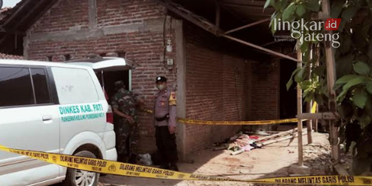 MENGEVAKUASI: Pihak kepolisian bersama petugas dari Puskesmas Pati saat melakukan evakuasi korban pasca kebakaran di Dukuh Jambean, Desa Sidokerto, Kecamatan Pati, pada Sabtu, 24 September 2022. (Arif Febriyanto/Lingkarjateng.id)