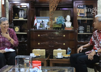 KUNJUNGAN: Duta Besar Australia untuk Indonesia, Penny Williams PSM berkunjung ke rumah dinas Gubernur Jateng, Ganjar Pranowo membahas kerja sama pendidikan, ekonomi hingga kesehatan pada Rabu, 14 September 2022. (Dok. Pemprov Jateng/Lingkarjateng.id)