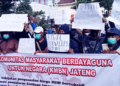 AKSI DAMAI: Puluhan massa KMBN Jateng sampaikan dukungan terhadap kebijakan kenaikan harga BBM di depan kantor Gubernur Jateng pada Rabu, 7 September 2022. (Mualim/Lingkarjateng.id)