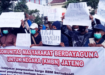 AKSI DAMAI: Puluhan massa KMBN Jateng sampaikan dukungan terhadap kebijakan kenaikan harga BBM di depan kantor Gubernur Jateng pada Rabu, 7 September 2022. (Mualim/Lingkarjateng.id)
