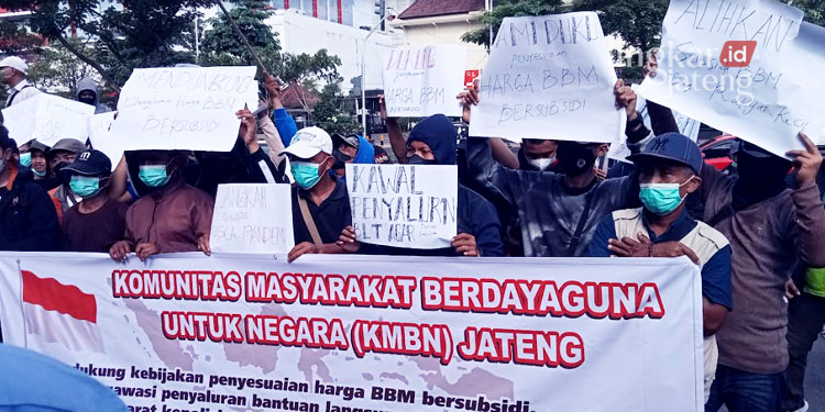 AKSI DAMAI: Puluhan massa KMBN Jateng sampaikan dukungan terhadap kebijakan kenaikan harga BBM di depan kantor Gubernur Jateng pada Rabu, 7 September 2022. (Mualim/Lingkarjateng.id)