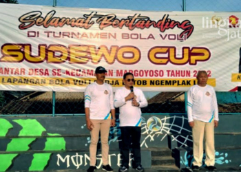 TURNAMEN: Anggota DPR RI dari komisi V, Sadewo (tengah) didampingi Wakil Ketua II DPRD Pati, Hardi (ujung kanan) saat membuka turnamen bola voli Sadewo Cup di Desa Ngemplak Lor, Kecamatan Margoyoso, Kabupaten Pati pada Sabtu, 17 September 2022. (Arif Febriyanto/Lingkarjateng.id)