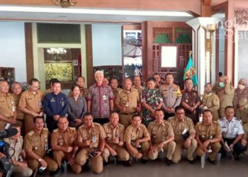 KUNJUNGAN KERJA: Gubernur Jawa Tengah, Ganjar Pranowo (tengah berpakaian batik) saat melakukan kunjungan kerja ke Kabupaten Pati pada Selasa, 6 September 2022. (Arif Febriyanto/Lingkarjateng.id)