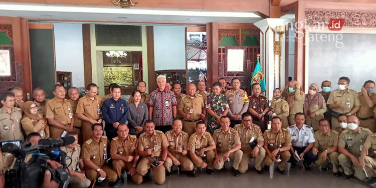 KUNJUNGAN KERJA: Gubernur Jawa Tengah, Ganjar Pranowo (tengah berpakaian batik) saat melakukan kunjungan kerja ke Kabupaten Pati pada Selasa, 6 September 2022. (Arif Febriyanto/Lingkarjateng.id)