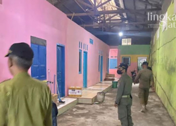 RAZIA: Satpol PP Pati menggelar razia kos di Kecamatan Juwana, Kabupaten Pati pada Rabu, 7 September 2022. (Istimewa/Lingkarjateng.id)