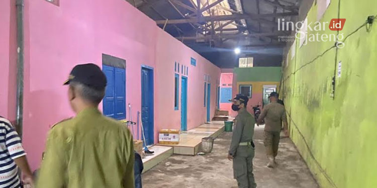 RAZIA: Satpol PP Pati menggelar razia kos di Kecamatan Juwana, Kabupaten Pati pada Rabu, 7 September 2022. (Istimewa/Lingkarjateng.id)
