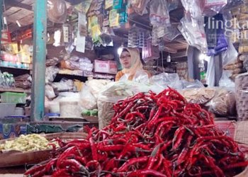 MENJUAL: Salah satu pedagang bahan pokok di Pasar Induk Purwodadi, Kabupaten Grobogan pada Minggu, 4 September 2022. (Muhamad Ansori/Lingkarjateng.id)