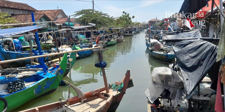 PARKIR: Sejumlah perahu nelayan di Kelurahan Bandengan Kecamatan Kendal, Kabupaten Kendal sedang diparkir. (Arvian Maulana/Lingkarjateng.id)