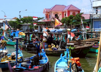 MELAUT: Kapal nelayan Desa Tanjungsari saat parkir di dermaga usai melaut. (R Teguh Wibowo/Lingkarjateng.id)