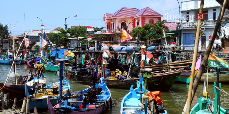 MELAUT: Kapal nelayan Desa Tanjungsari saat parkir di dermaga usai melaut. (R Teguh Wibowo/Lingkarjateng.id)