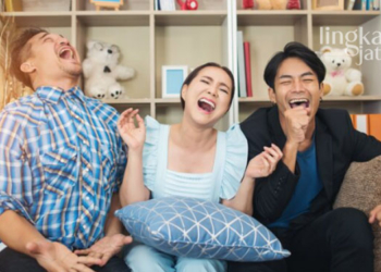 ILUSTRASI: Tiga orang sedang tertawa dan bercanda. (Freepik @jcomp/Lingkarjateng.id)
