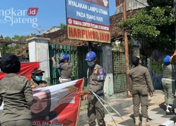 Jaga Keindahan Kota, Satpol PP Pati Copot Spanduk Tak Berizin