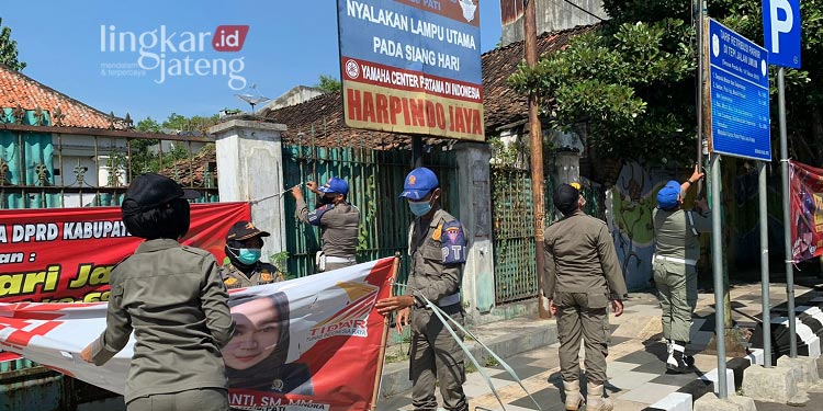 Jaga Keindahan Kota, Satpol PP Pati Copot Spanduk Tak Berizin