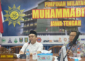 Jalan Sehat Muktamar ke-48 Muhammadiyah Sediakan 38 Umroh Gratis 28 MENYAMPAIKAN: (Dari kiri) Ketua PW Aisyiyah Jateng Umul Baroroh, Ketua PWM Jateng Tafsir dan Ketua Panpel Gerak Jalan Sehat Karnadi Hasan. (Istimewa/Lingkarjateng.id)