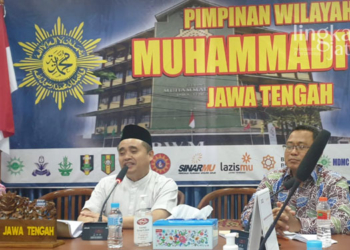 MENYAMPAIKAN: (Dari kiri) Ketua PW Aisyiyah Jateng Umul Baroroh, Ketua PWM Jateng Tafsir dan Ketua Panpel Gerak Jalan Sehat Karnadi Hasan. (Istimewa/Lingkarjateng.id)