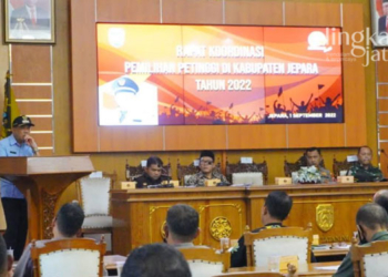 MENERANGKAN: Pj Bupati Jepara, Edy Supriyanta memberikan pengarahan dalam Rakor Pemilihan Petinggi di Gedung Shima. (Muslichul Basid/Koran Lingkar)