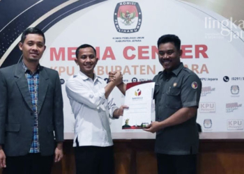 SIMBOLIS: Ketua Bawaslu Jepara, Sujiantoko (kanan) menyerahkan surat saran perbaikan kepada Ketua KPU Jepara, Subchan Zuhri (kiri) pada Senin, 5 September 2022 jam 20.00 WIB. (Muslichul Basid/Lingkarjateng.id)