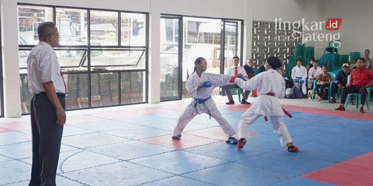 BERTANDING: Federasi Olahraga Karate Indonesia (Forki) Batang menggelar seleksi atlet karate untuk masuk tim kontingen pada Pra Porprov Jawa Tengah. (Dok. Pemkab Batang/Lingkarjateng.id)
