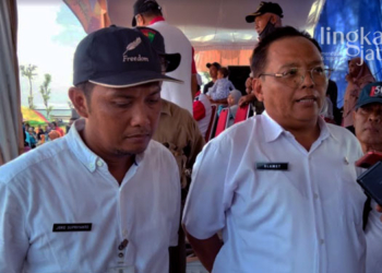 MENYAMPAIKAN: Sekertaris Camat (Sekcam) Margoyoso, Slamet (kanan) saat dimintai keterangan terkait karnaval Desa Ngemplak Kidul, Kecamatan Margoyoso, Kabupaten Pati pada Rabu, 7 September 2022. (Arif Febriyanto/Lingkarjateng.id)