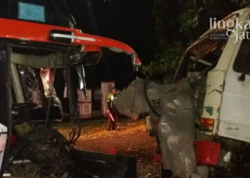 RUSAK: Kecelakaan adu banteng antara Bus Rosalia Indah dengan truk yang memuat semen di Jalan Semarang-Pekalongan, Desa Jenarsari, Kecamatan Gemuh, Kabupaten Kendal. (Facebook @Micka Aulia/Lingkarjateng.id)