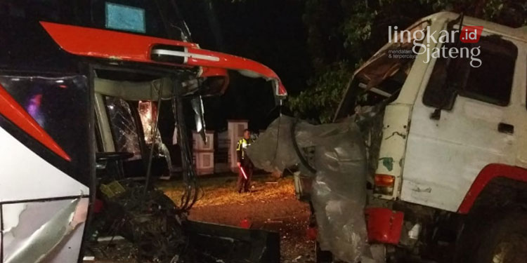 RUSAK: Kecelakaan adu banteng antara Bus Rosalia Indah dengan truk yang memuat semen di Jalan Semarang-Pekalongan, Desa Jenarsari, Kecamatan Gemuh, Kabupaten Kendal. (Facebook @Micka Aulia/Lingkarjateng.id)