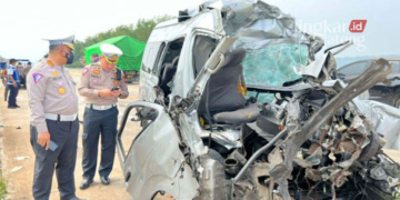 HANCUR: Petugas memeriksa minibus Toyota Hiace yang terlibat kecelakaan di Tol Semarang-Batang, Jawa Tengah pada Senin, 5 September 2022. (Istimewa/Lingkarjateng.id)