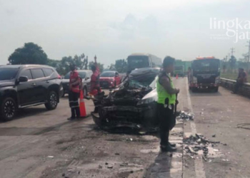 MENGEVAKUASI: Petugas mengevakuasi kendaraan yang terlibat kecelakaan beruntun di ruas tol Pejagan-Pemalang di Kabupaten Brebes pada Minggu, 18 September 2022. (Istimewa/Lingkarjateng.id)