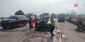 MENGEVAKUASI: Petugas mengevakuasi kendaraan yang terlibat kecelakaan beruntun di ruas tol Pejagan-Pemalang di Kabupaten Brebes pada Minggu, 18 September 2022. (Istimewa/Lingkarjateng.id)