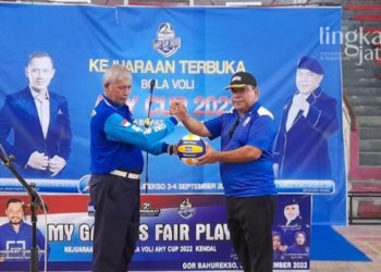 SEREMONIAL: Wakil Bupati Kendal, Windu Suko Basuki saat membuka Kejuaraan Bola Voli Terbuka AHY Cup 2022 di Gor Bahurekso Kendal pada Sabtu, 3 September 2022. (Arvian Maulana/Lingkarjateng.id)